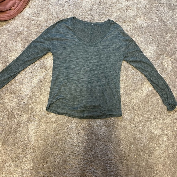 Lululemon long sleeve shirt with thumb holes.l - Picture 2 of 3